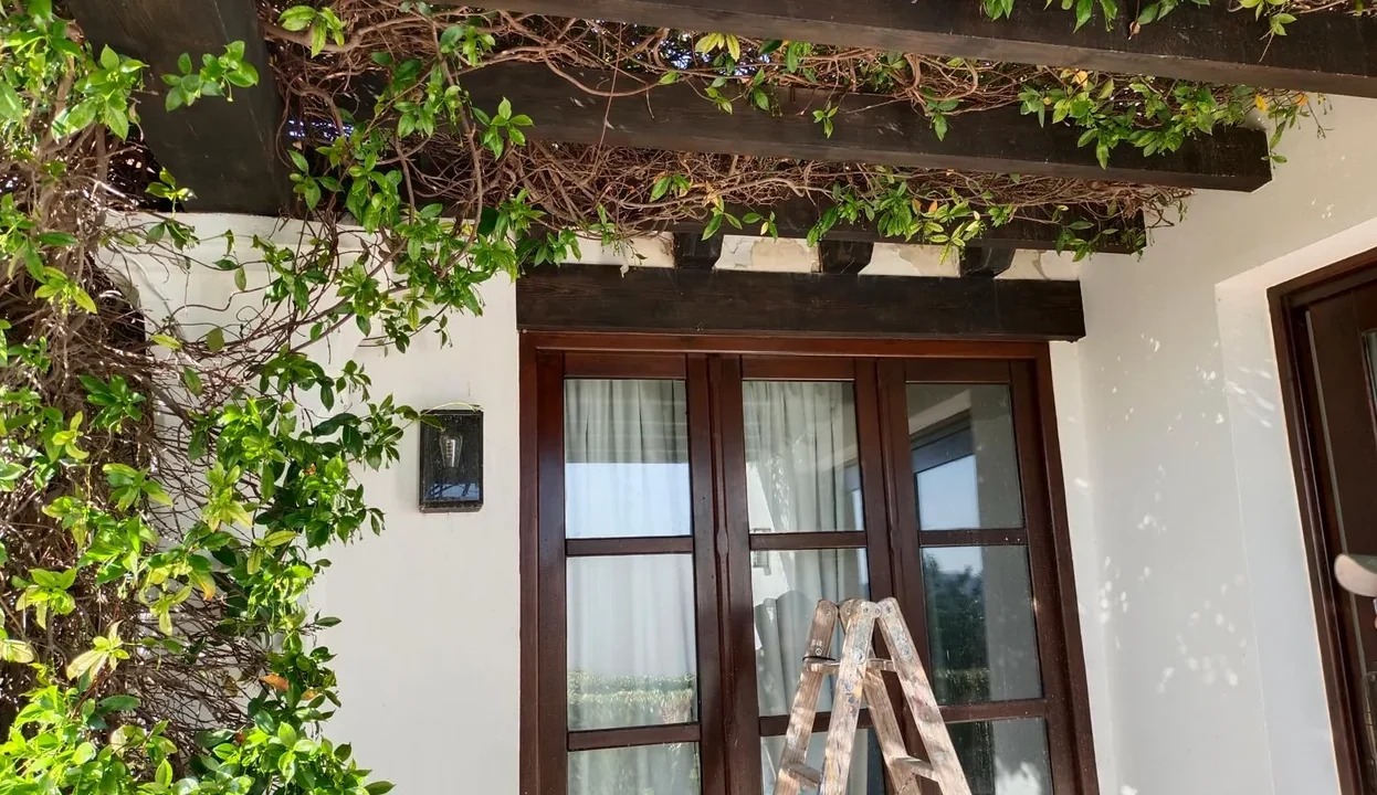 Obra en curso en Ibiza — trabajos de fachada y pérgola