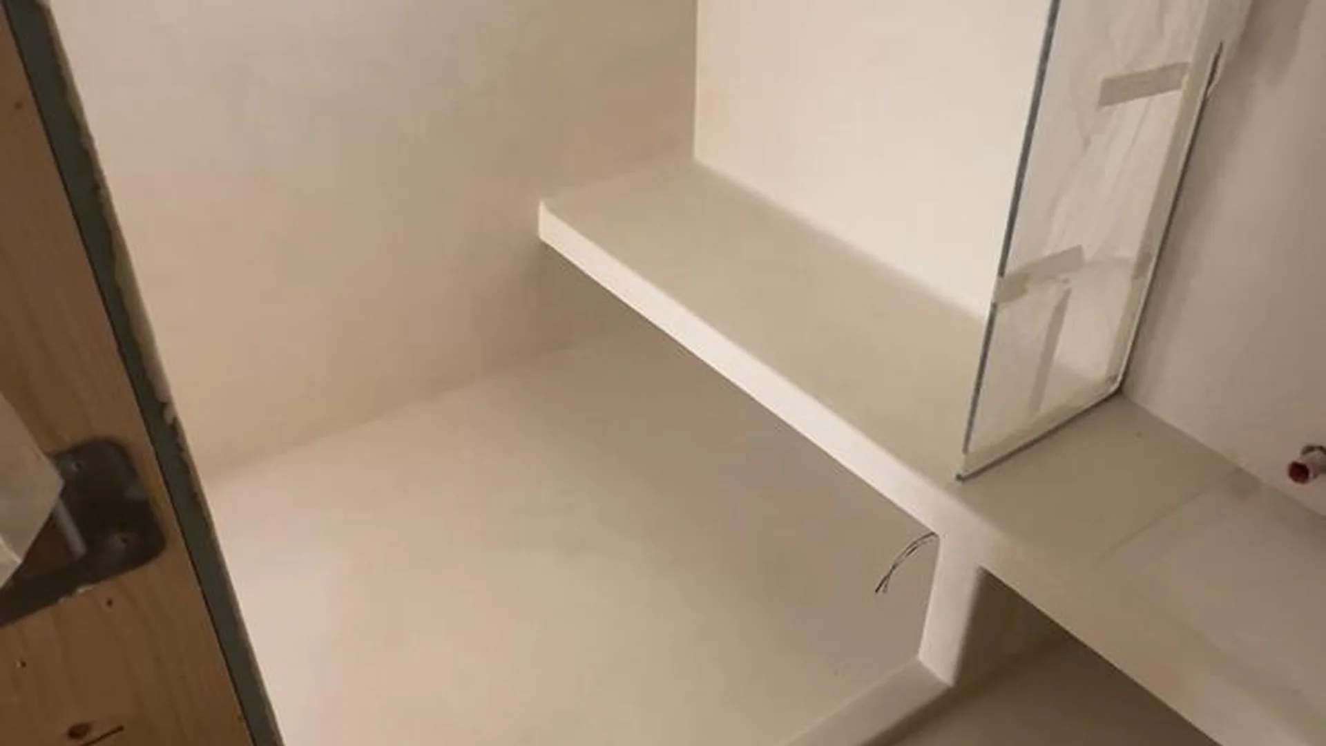 Reforma de baño en villa de Ibiza — microcemento acabado final