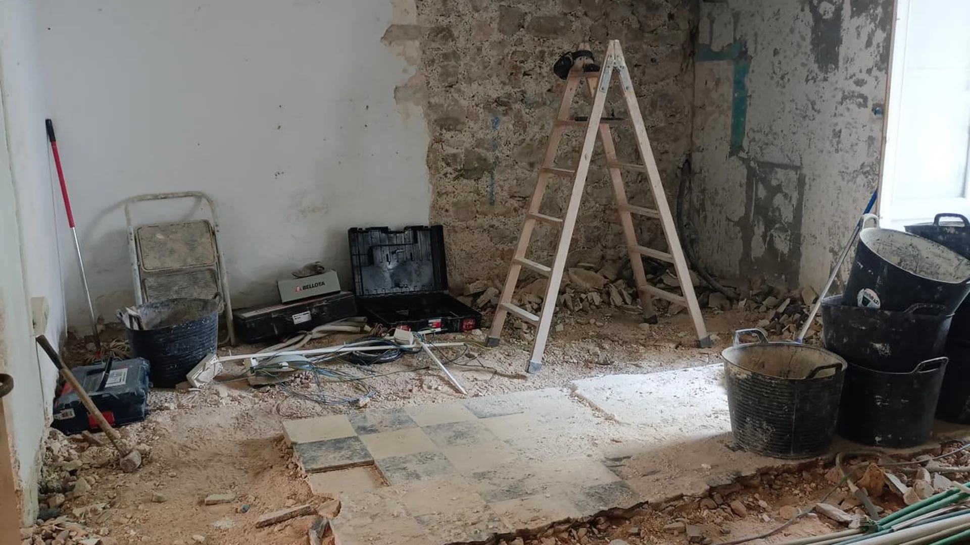 Reforma integral en Ibiza — fase de derribo y vaciado