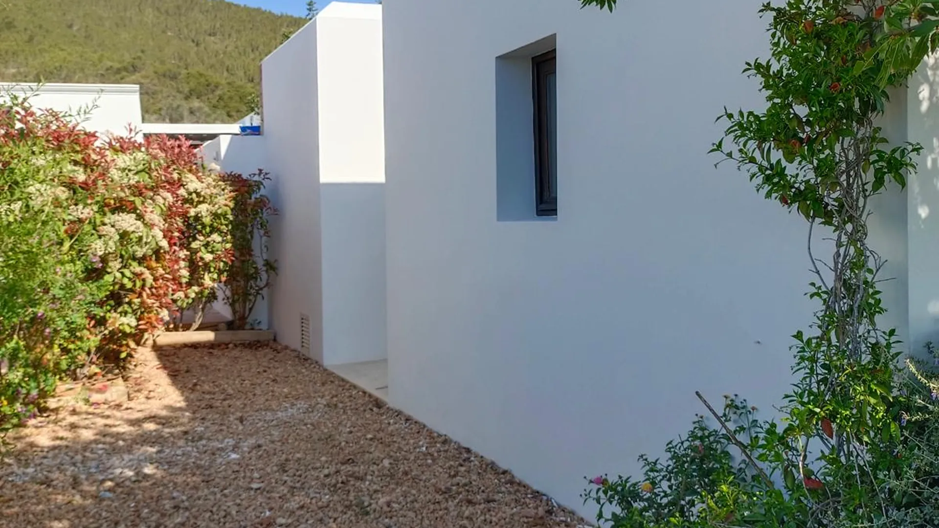 Reforma de villa en Ibiza — fachada blanca terminada