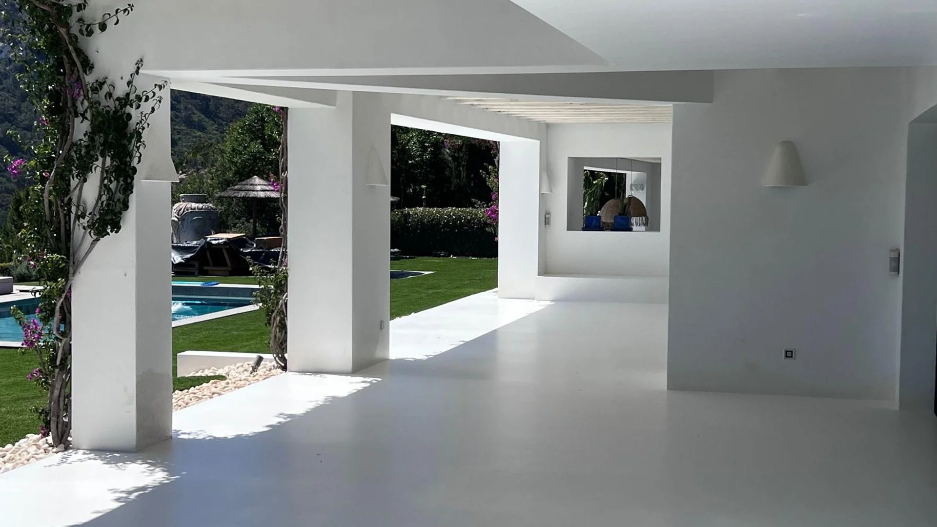 Reforma de villa en Ibiza — salón con microcemento y piscina