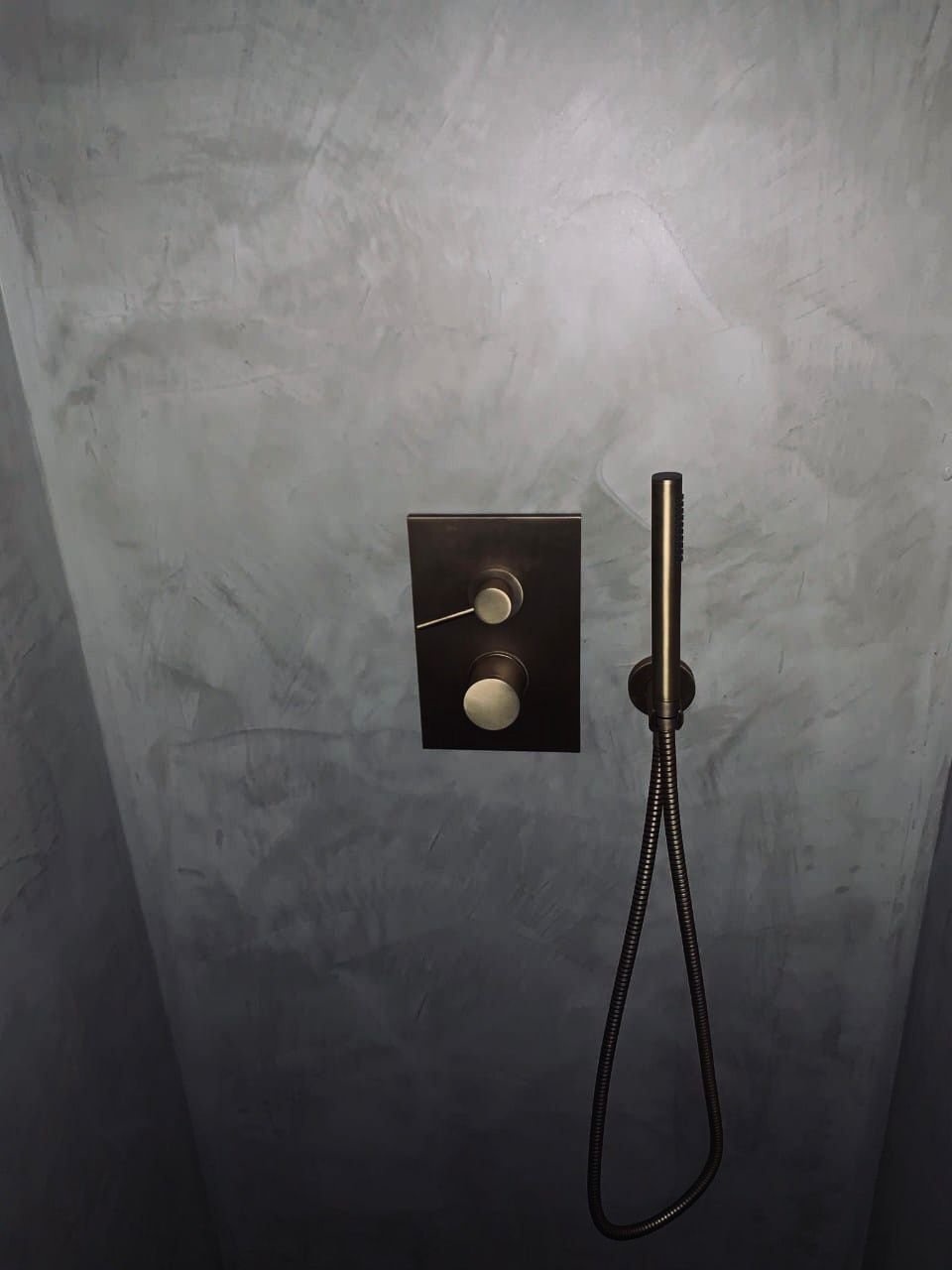 Reforma de baño en Ibiza — alicatado y ducha en ejecución